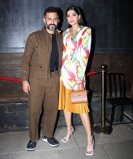 Sonam Kapoor feet photo thumbnail