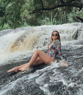 Larissa Manoela feet photo thumbnail