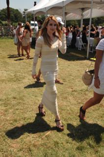 Emma Roberts feet photo thumbnail