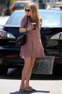 Amanda Seyfried feet photo thumbnail