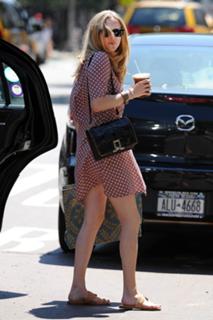 Amanda Seyfried feet photo thumbnail