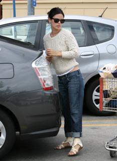 Rachel Bilson feet photo thumbnail