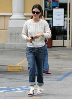 Rachel Bilson feet photo thumbnail