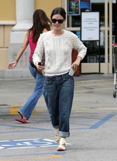 Rachel Bilson feet photo thumbnail