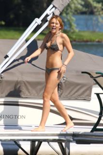 Miley Cyrus feet photo thumbnail
