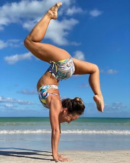Kino MacGregor feet photo thumbnail