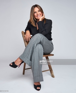 Mariska Hargitay feet photo thumbnail