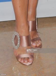 Mariska Hargitay feet photo thumbnail