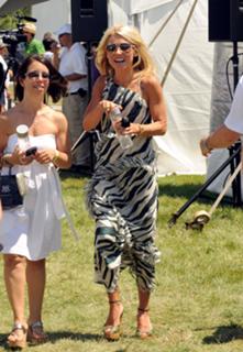 Kelly Ripa feet photo thumbnail