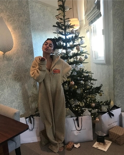 Vanessa Hudgens feet photo thumbnail