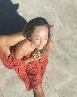 Kino MacGregor feet photo thumbnail