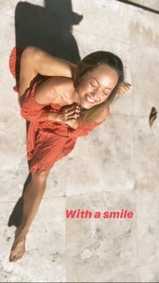 Kino MacGregor feet photo thumbnail