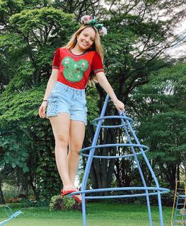 Larissa Manoela feet photo thumbnail