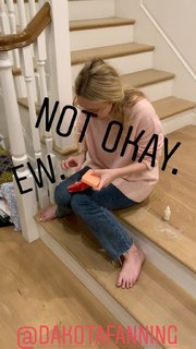 Dakota Fanning feet photo thumbnail