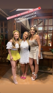 Larissa Manoela feet photo thumbnail