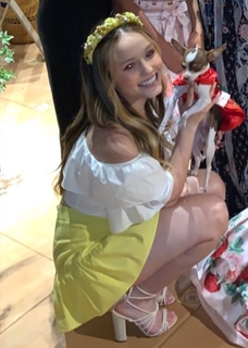 Larissa Manoela feet photo thumbnail