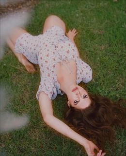 Lana Del Rey feet photo thumbnail