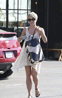 Julianne Hough feet photo thumbnail