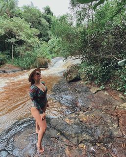 Larissa Manoela feet photo thumbnail