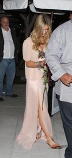 Delta Goodrem feet photo thumbnail