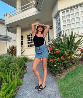 Isis Valverde feet photo thumbnail