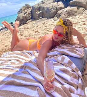 Lívia Andrade feet photo thumbnail