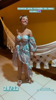 Larissa Manoela feet photo thumbnail