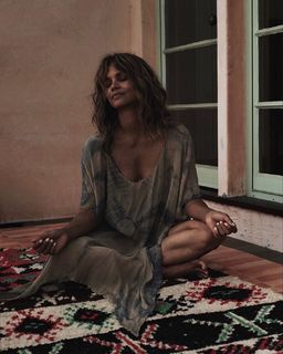 Halle Berry feet photo thumbnail