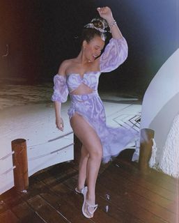 Larissa Manoela feet photo thumbnail