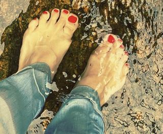 Carolina Dieckmann feet photo thumbnail