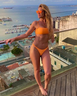 Lívia Andrade feet photo thumbnail
