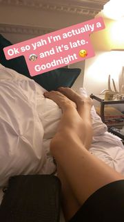 Laura Vandervoort feet photo thumbnail