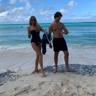 Christie Brinkley feet photo thumbnail