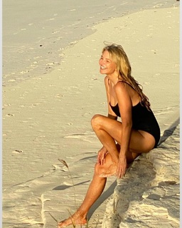 Christie Brinkley feet photo thumbnail