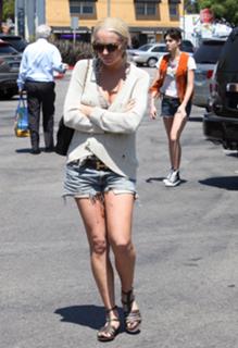 Lindsay Lohan feet photo thumbnail