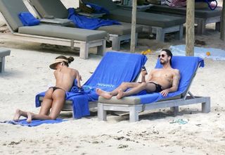 Izabel Goulart feet photo thumbnail