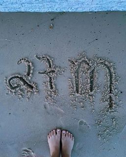 Larissa Manoela feet photo thumbnail