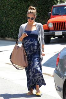 Jessica Alba feet photo thumbnail
