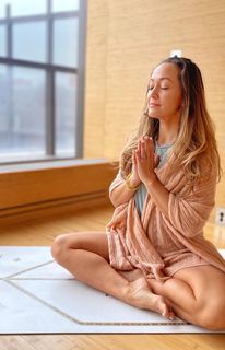 Kino MacGregor feet photo thumbnail