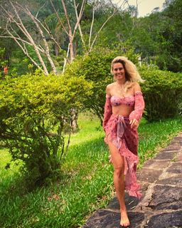 Carolina Dieckmann feet photo thumbnail
