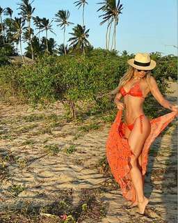 Lívia Andrade feet photo thumbnail