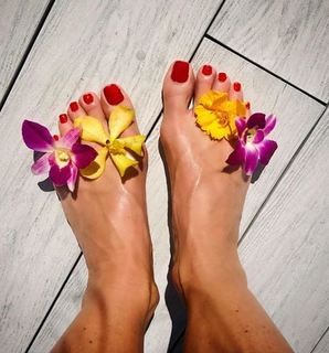 Sonya Kraus feet photo thumbnail