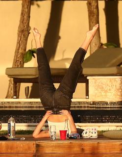 Dua Lipa feet photo thumbnail