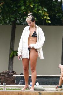 Dua Lipa feet photo thumbnail