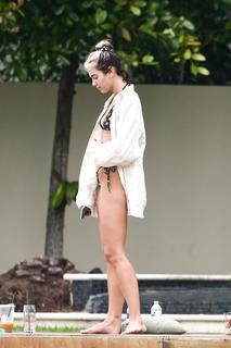 Dua Lipa feet photo thumbnail