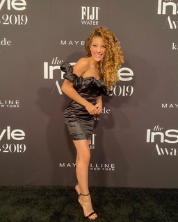 Sofie Dossi feet photo thumbnail