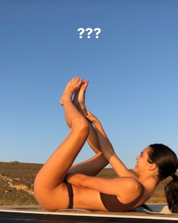 Kendall Jenner feet photo thumbnail