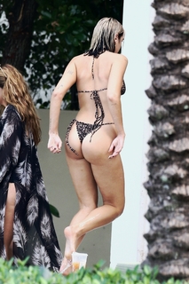 Dua Lipa feet photo thumbnail