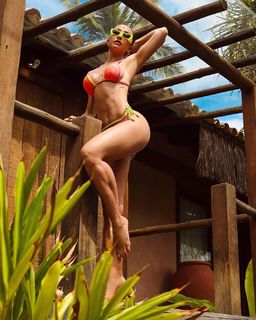 Sabrina Sato feet photo thumbnail