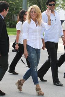 Shakira feet photo thumbnail
